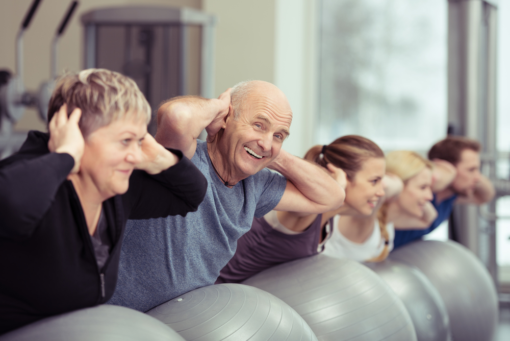 Seniorengruppe beim Sport auf Gymnastikbällen