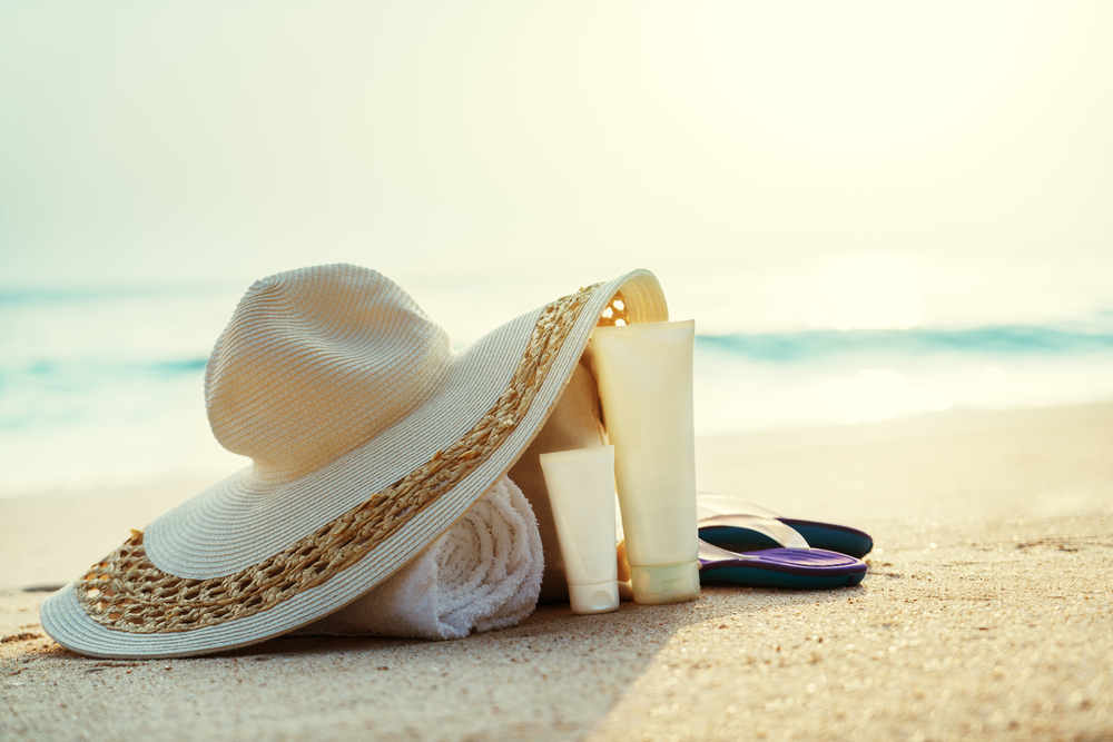 Sonnenhut und Sonnenschutz am Strand