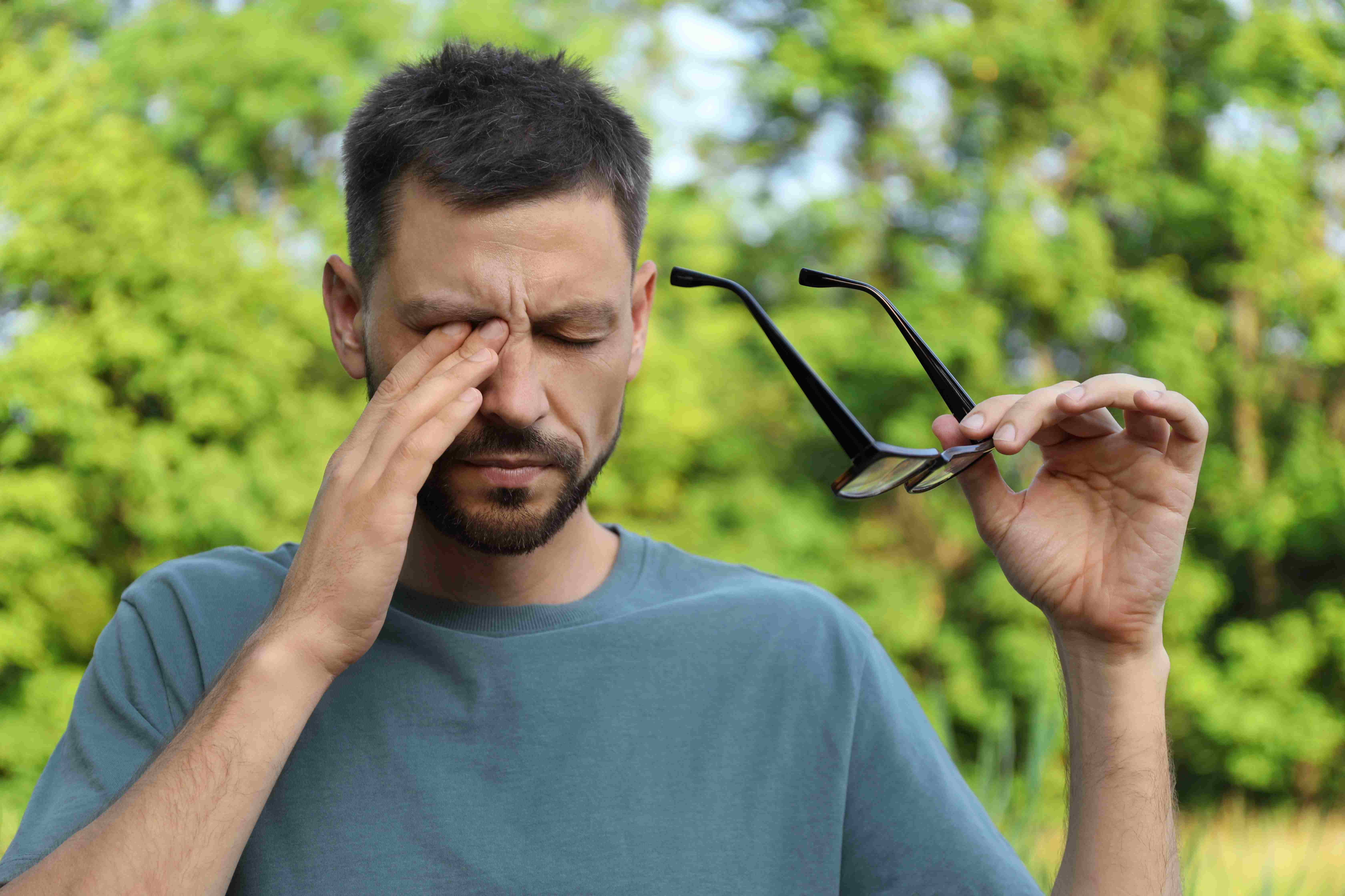 Mann mit Brille reibt sich die Augen