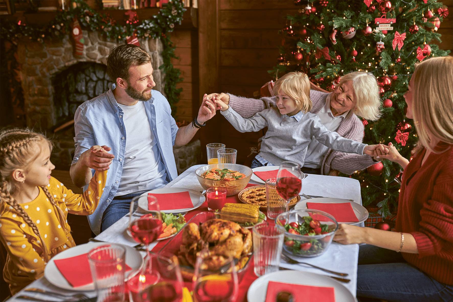 Eine Familie am Essenstisch beim gemeinsamen Weihnachtsessen
