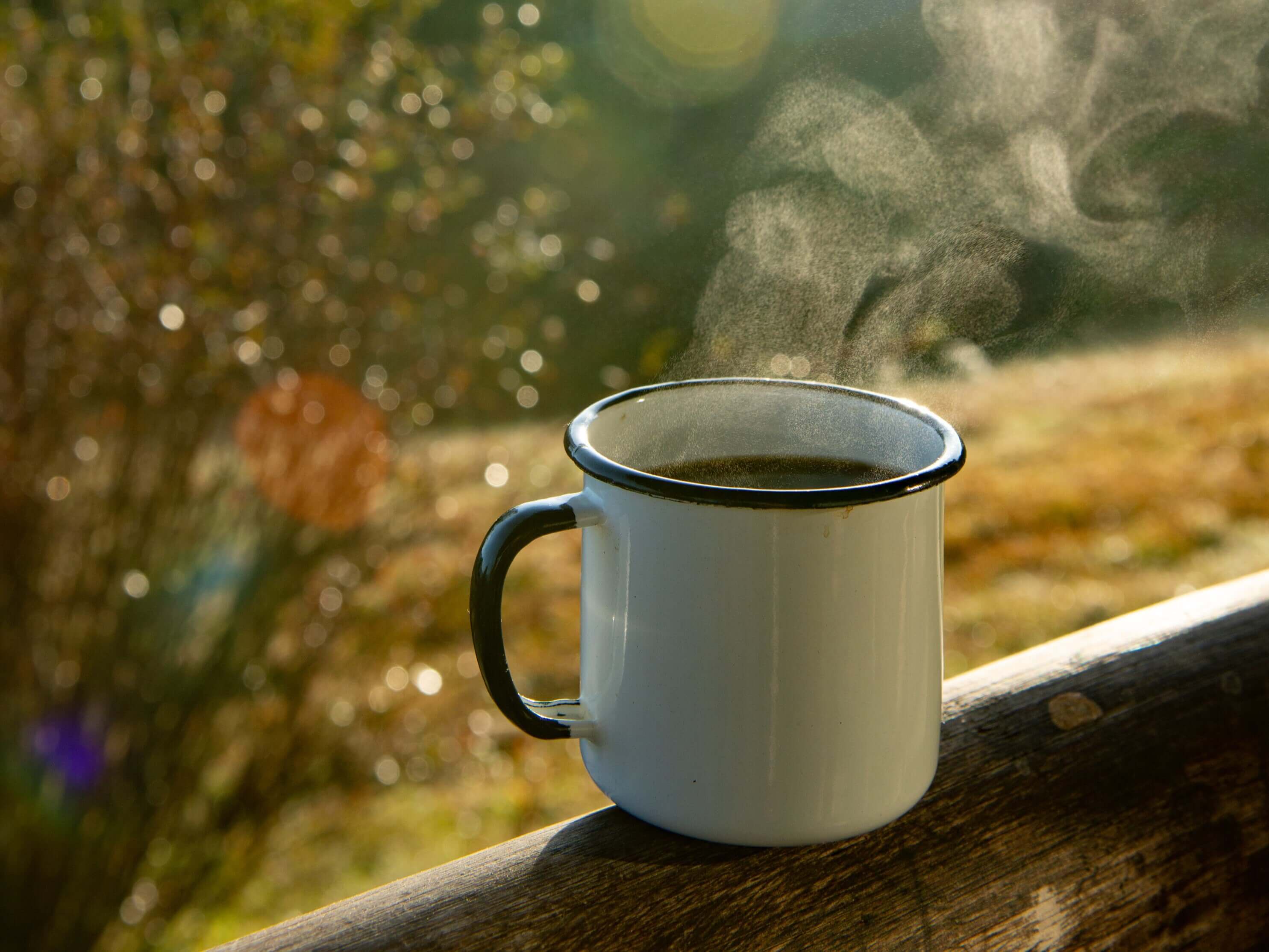Kaffeetasse auf dem Sims einer Terrasse