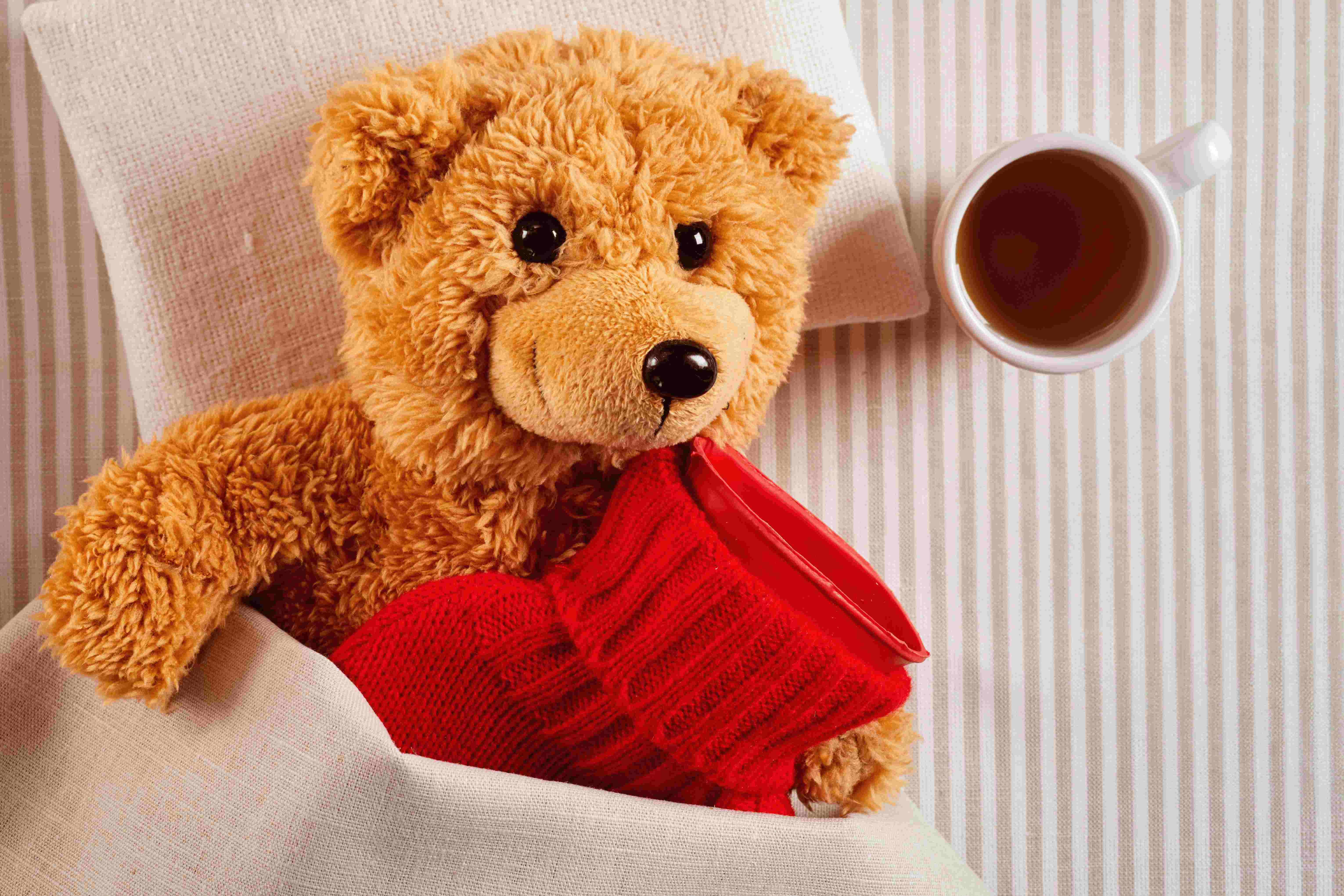 Teddybär mit Bettflasche als Trost für kranke Kinder