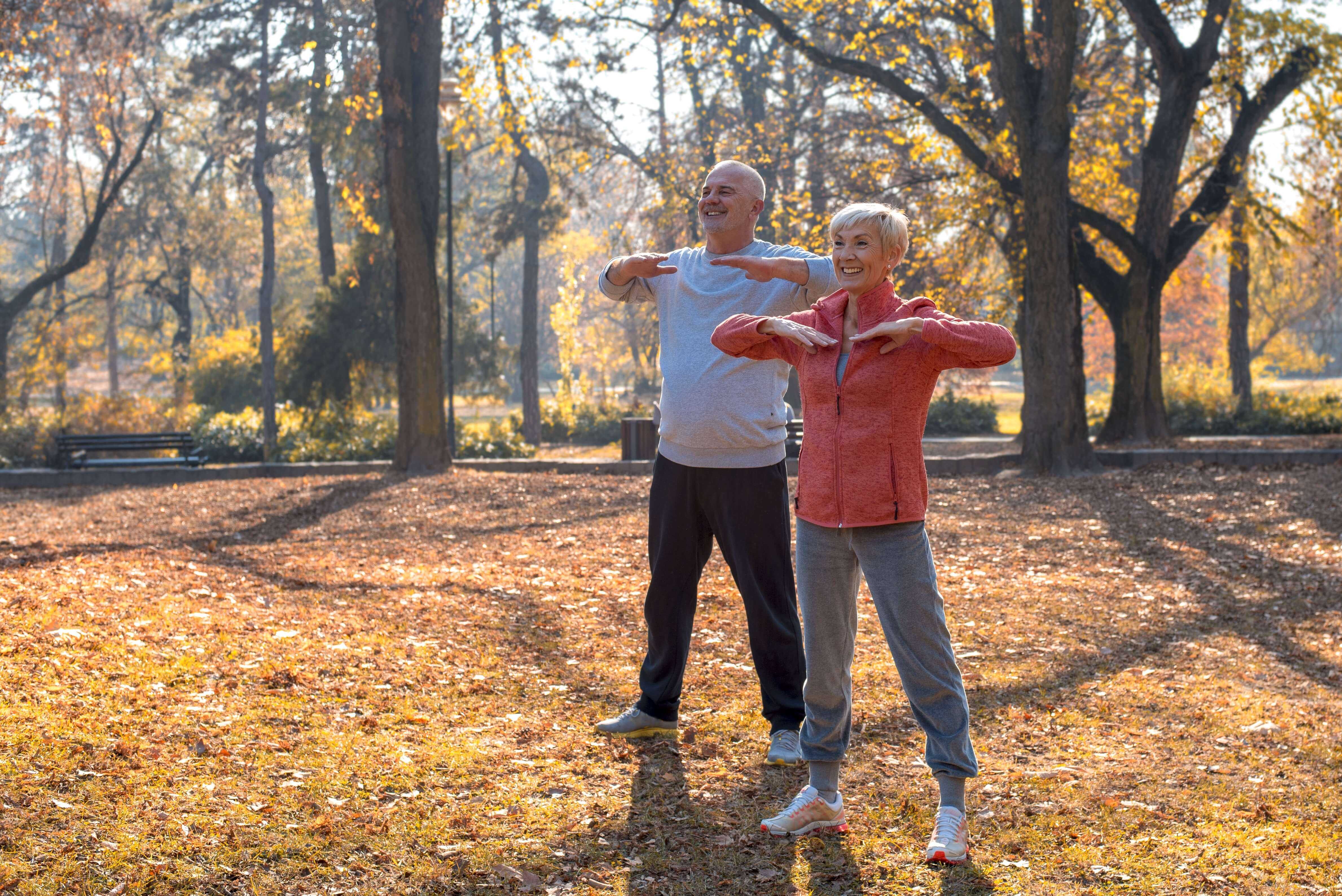 Ein älteres Ehepaar beim Sport im Freien