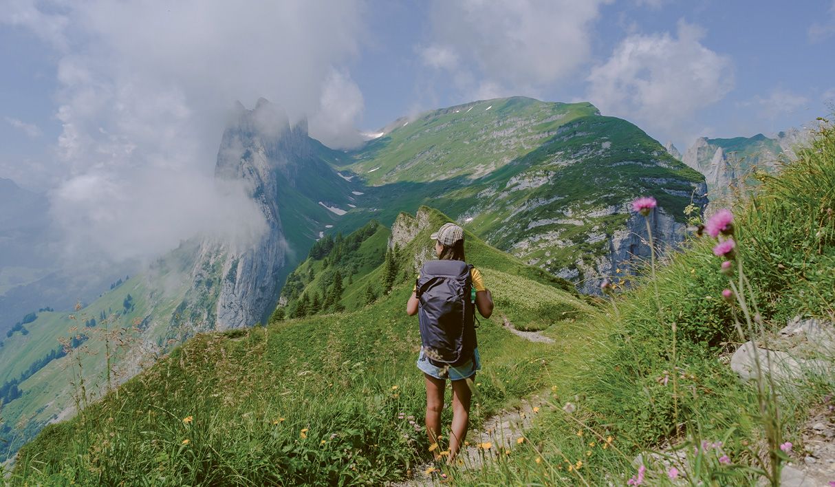 Eine Person beim Wanderausflug in den Bergen
