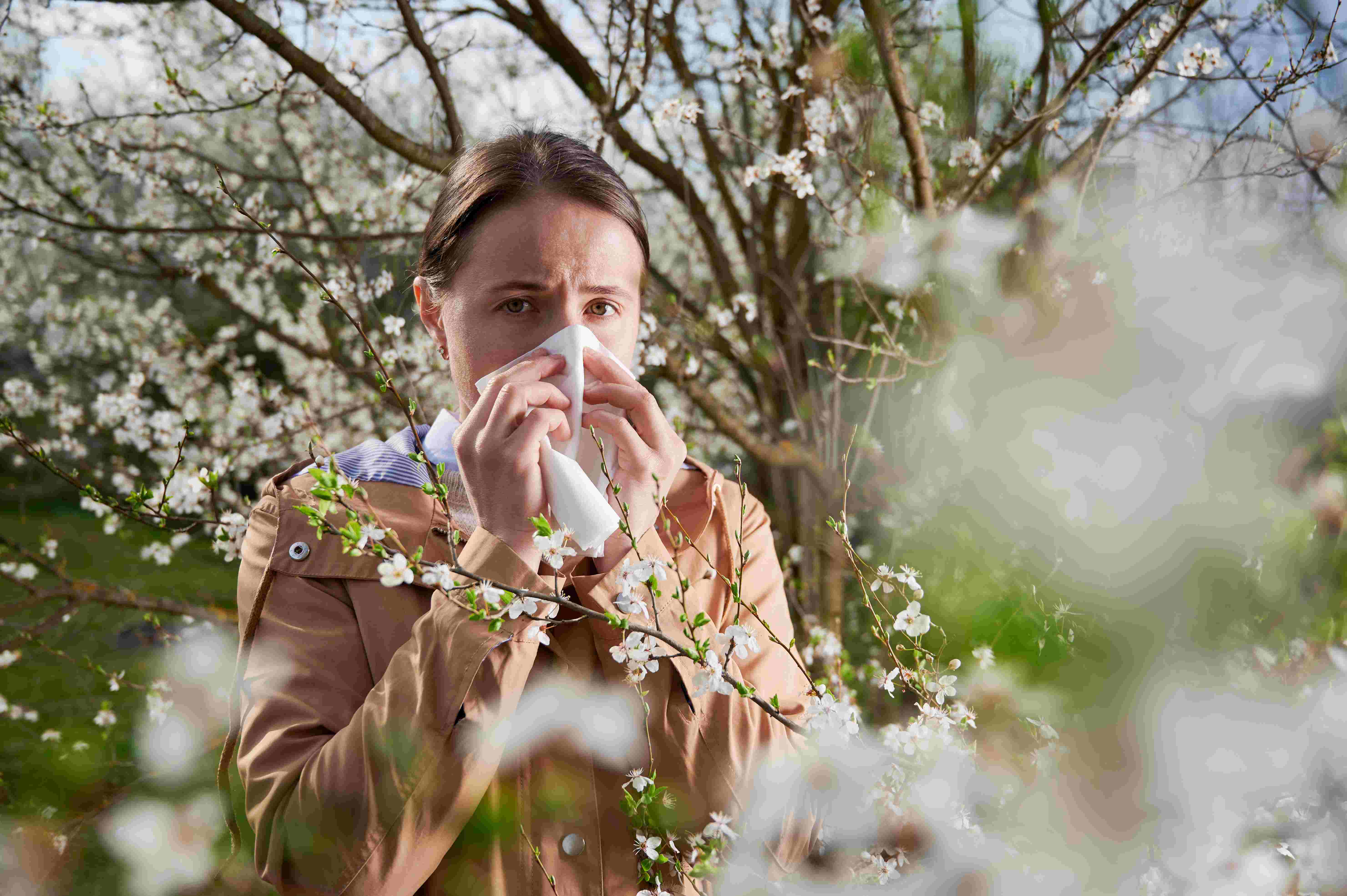 Frau mit allergischer Reaktion im Frühling