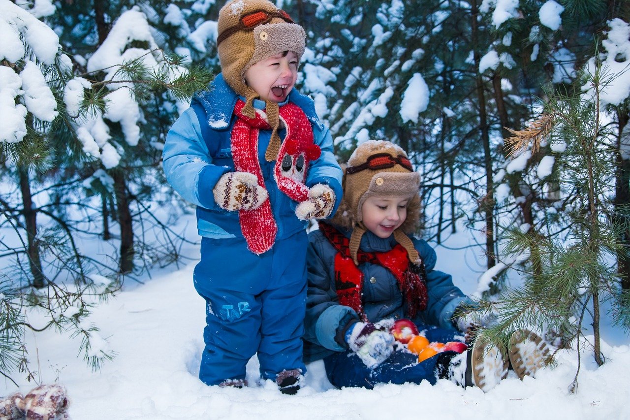 Kinder spielen im Schnee